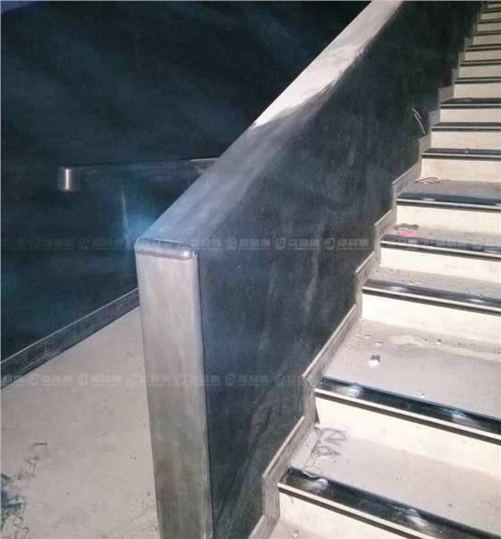 電影院黑色護(hù)墻板1.jpg 電影院黑色護(hù)墻板1.jpg