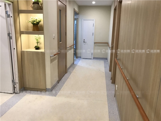 原木走廊扶手.jpg 原木走廊扶手.jpg