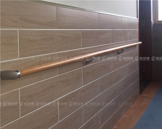 木質(zhì)走廊扶手.jpg 木質(zhì)走廊扶手.jpg