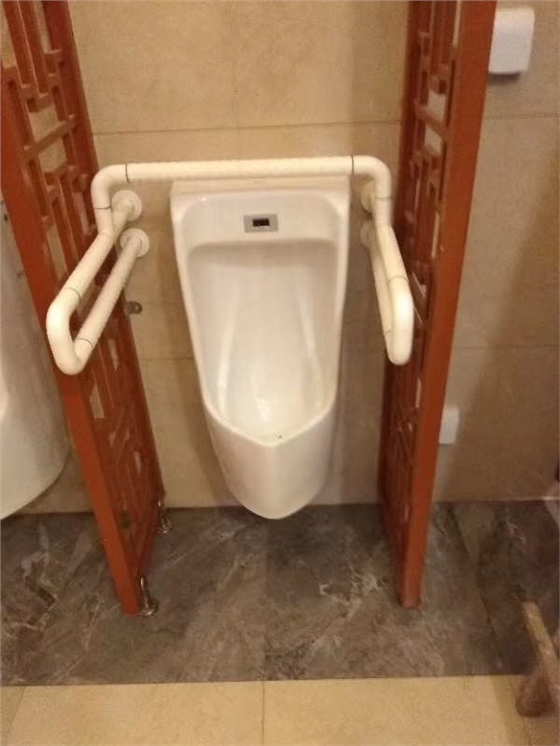 無(wú)障礙小便池扶手.jpg 無(wú)障礙小便池扶手.jpg