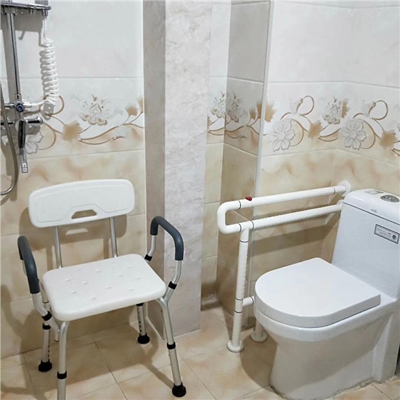 坐便器旁邊墻上扶手.jpg 坐便器旁邊墻上扶手.jpg