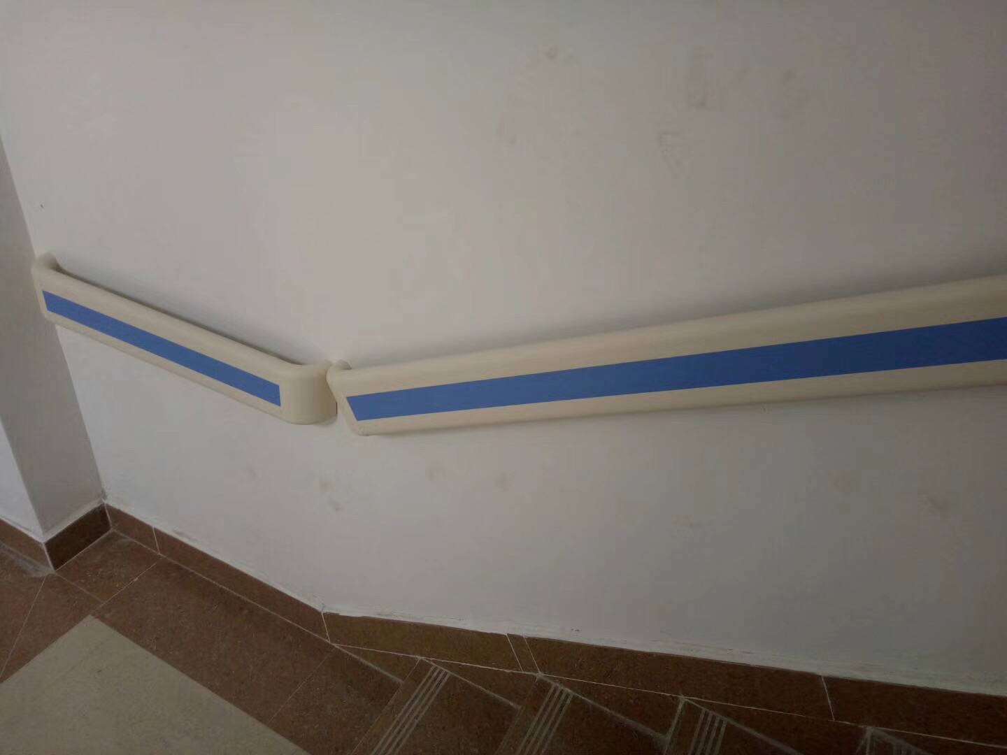 【新疆伊寧】2000多米的PVC防撞扶手剛剛安裝完工