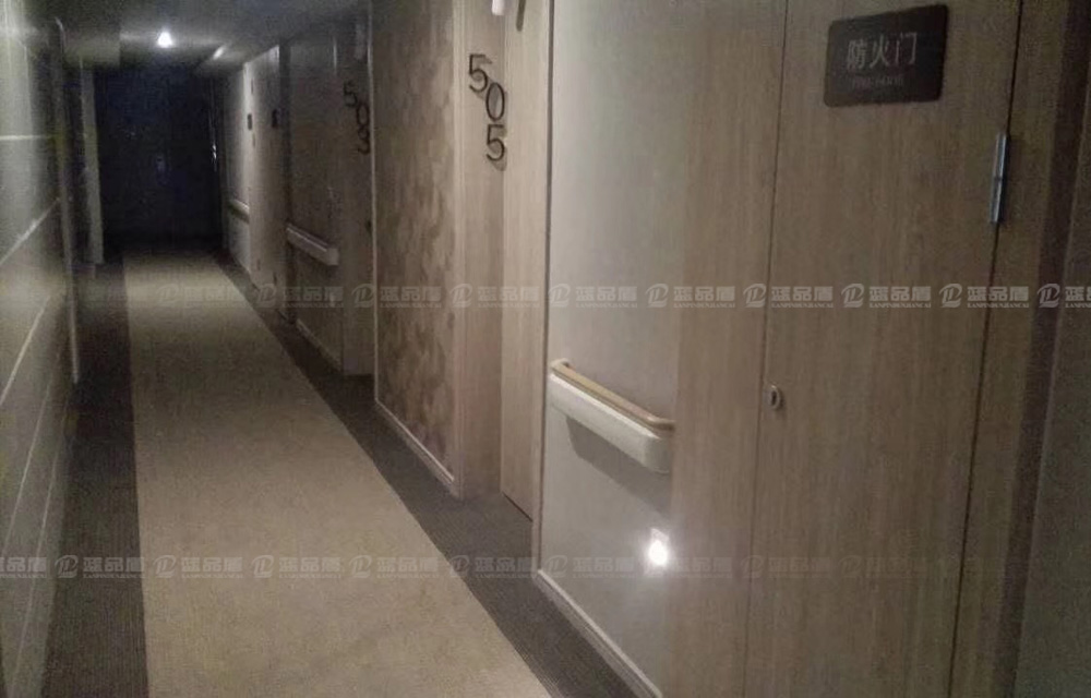 【四川】成都綠地集團康養(yǎng)酒店走廊里的PVC扶手相當(dāng)漂亮