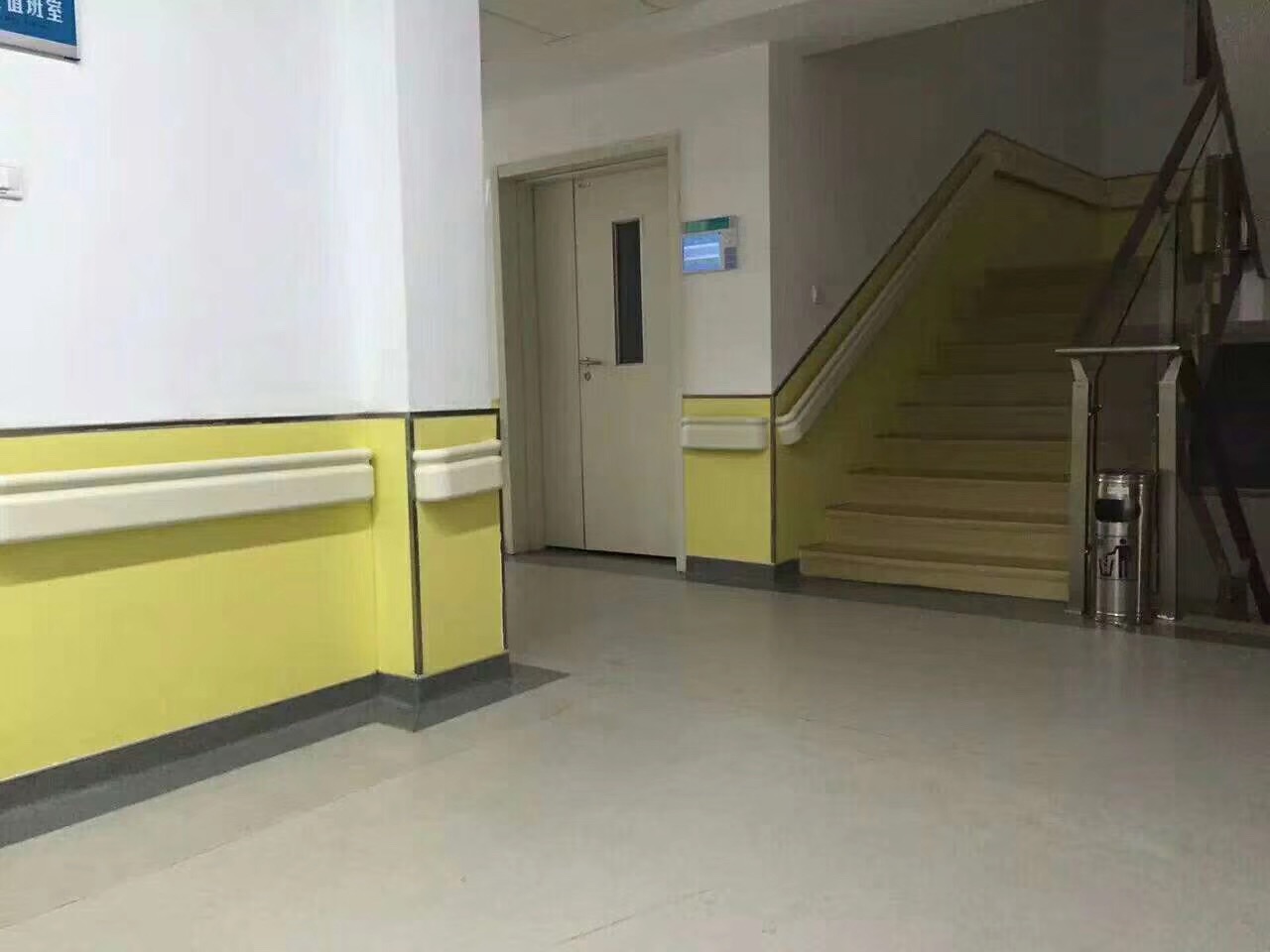 全白色走廊扶手專為河北省霸州市第三醫(yī)院而訂做