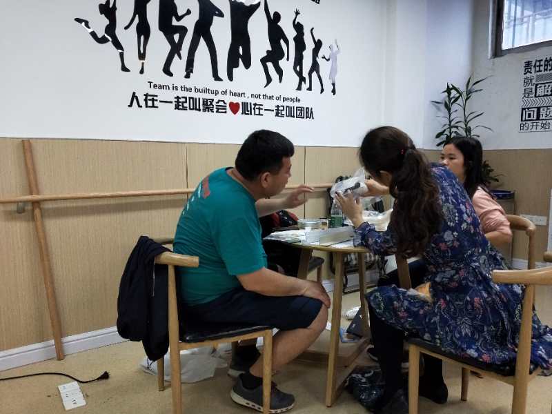 【藍(lán)品盾】靠墻樓道扶手與國外醫(yī)院結(jié)緣