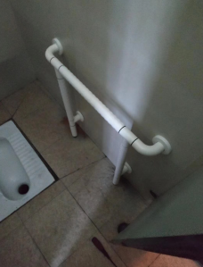 衛(wèi)生間蹲便老人用扶手