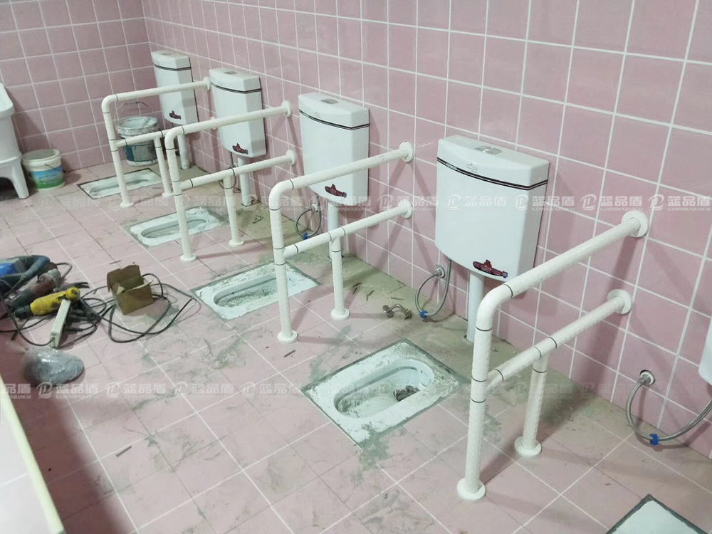 幼兒園衛(wèi)生間蹲坑小扶手